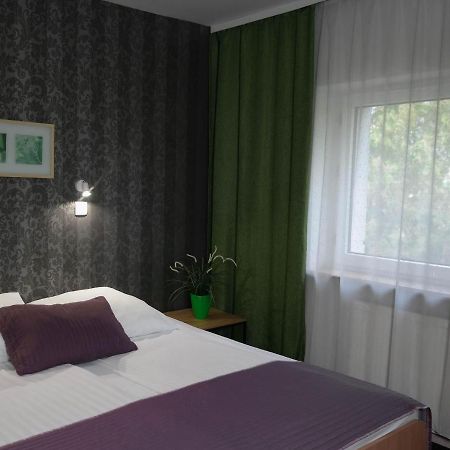 Hotel George Надажин Екстер'єр фото